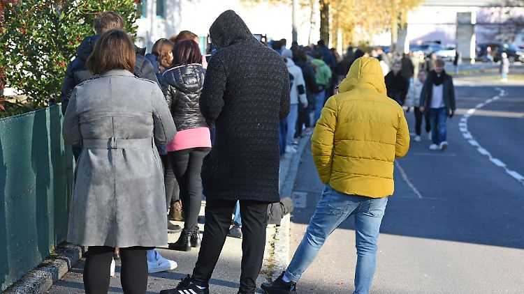 Menschen warten vor einem Impfzentrum in Oberösterreich: Anfang Februar soll das Gesetz in Kraft treten.