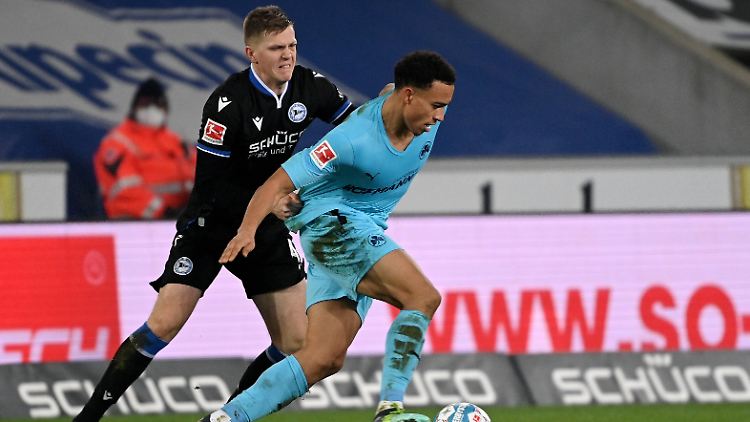 Joakim Nilsson (Bielefeld) und Jamie Leweling (SpVgg Greuther Fürth) lieferten sich ein umkämpftes Duell.