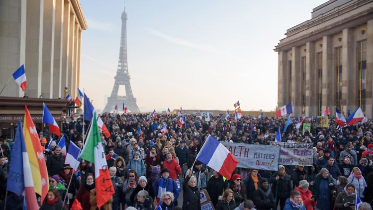 Aus Protest gegen die geplanten Einschränkungen sowie die Corona-Politik der Regierung waren am Samstag in vielen französischen Städten insgesamt etwa 54.000 Menschen auf die Straße gegangen.