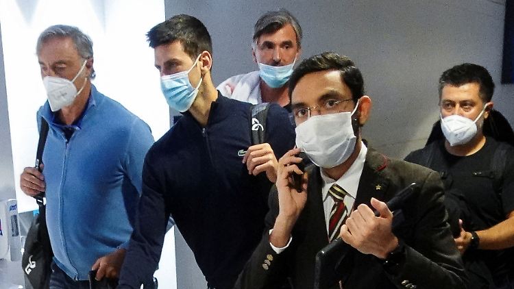 Djokovic und sein Team nach der Landung in Dubai.