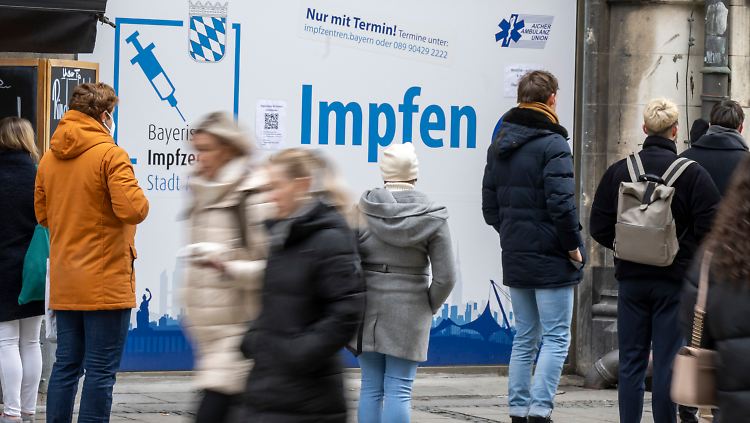 Ab dem 15. März müssen Beschäftigte im Gesundheitswesen und in der Pflege geimpft oder genesen sein. Ob eine allgemeine Impfpflicht kommt, ist offen.