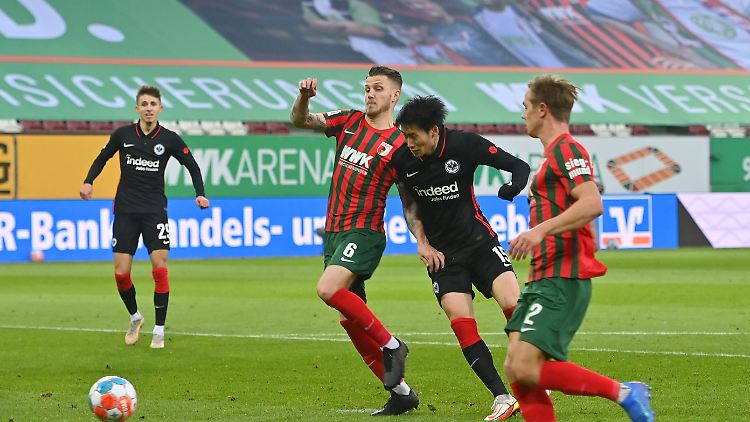 Daichi Kamada musste gegen den FC Augsburg ordentlich einstecken.