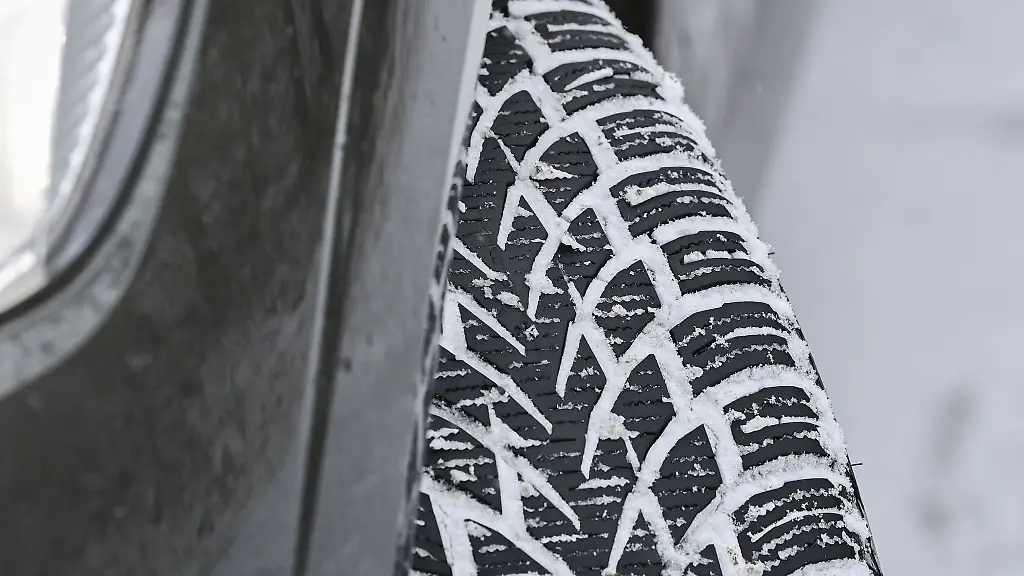 Der-ADAC-hat-28-Winterreifen-unter-die-Lupe-genommen-Im-Ergebnis-fielen-insgesamt-vier-Reifen-mit-der-Note-mangelhaft-durch