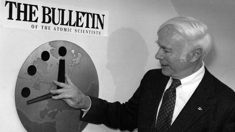 Zum Ende des Kalten Kriegs im Jahr 1991 stand der Zeiger auf 17 Minuten vor vor zwölf - die bisher weiteste Entfernung von Mitternacht.