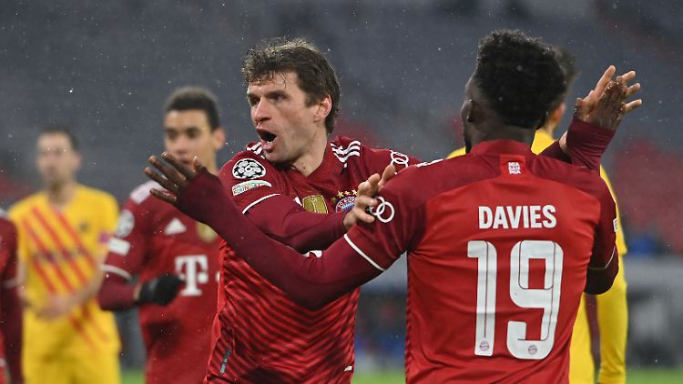Thomas Müller will Alphonso Davies bremsen.