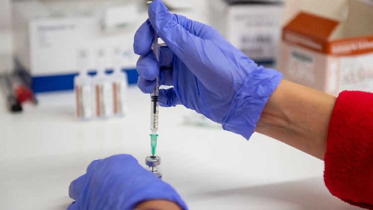 Die Impfpflicht im Gesundheits- und Pflegebereich gilt in den Praxen für das medizinische Personal, aber auch für alle weiteren Beschäftigten wie Reinigungskräfte, Hausmeister, Transport- oder Küchenpersonal.