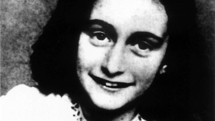 Anne Frank, die durch ihre Tagebuchaufzeichnungen im Versteck ihrer Familie in Amsterdam während des Zweiten Weltkriegs bekannt wurde, starb 1945.