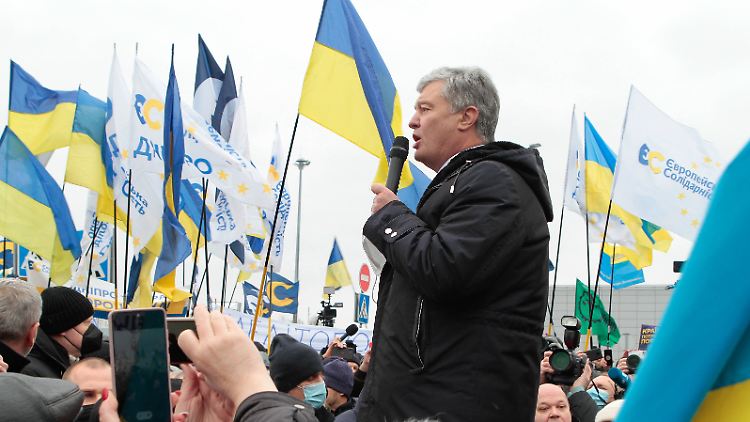 Petro Poroschenko wird in Kiew von Tausenden seiner Anhänger begrüßt.