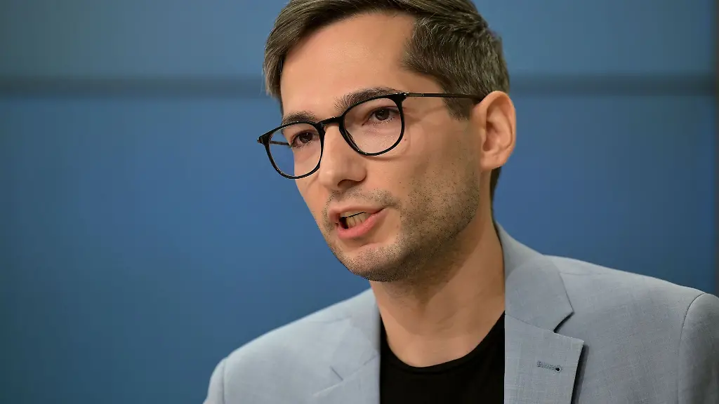 SPD-Generalsekretaer-David-Kolesnyk-kritisierte-Fake-Accounts-und-Bots-im-Internet-waehrend-des-Wahlkampfes-in-Brandenburg