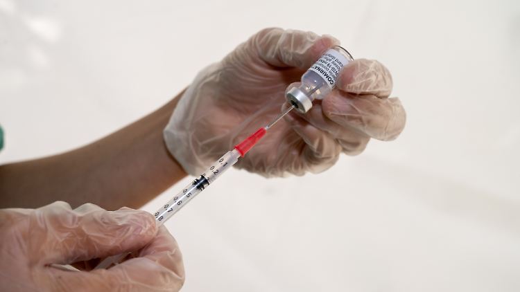 In Deutschland leben viele Ältere, die nicht geimpft sind, sagt der Epidemiologe Ulrichs.