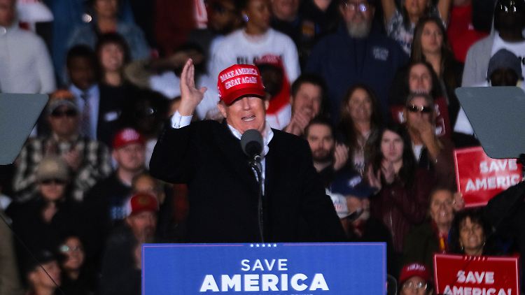 Bei seiner Kundgebung in Arizona erwähnte Trump weder seine eigenen Impfungen noch rief er zur Impfung auf. "Wir wollen unser Leben nicht mehr von Politikern und Washingtoner Bürokraten kontrollieren lassen", sagte er stattdessen.
