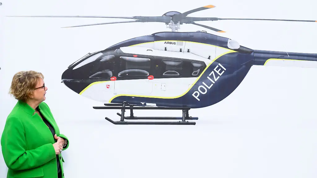 Niedersachsens-Innenministerin-Daniela-Behrens-praesentiert-das-Design-des-neuen-Polizeihubschraubers-der-2026-kommen-soll