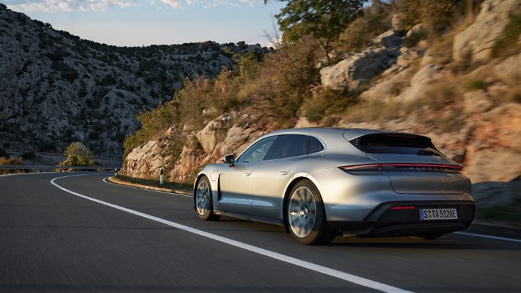 In der einfachsten Ausführung mit Heckantrieb und 326 PS kostet der Porsche Taycan Sport Turismo stattliche 86.500 Euro.