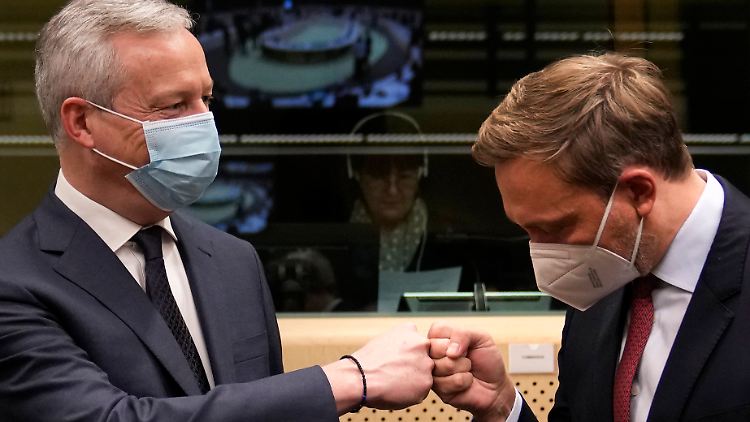 Eine Faust zur Begrüßung: Lindner (r.) mit seinem französischen Kollegen Le Maire in Brüssel