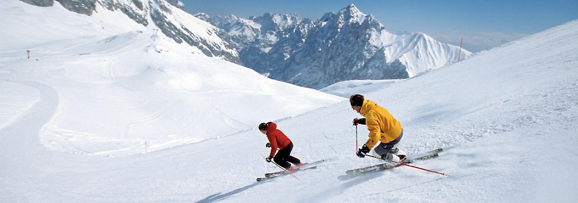 Und ab geht's - rund um die Stadt haben Wintersportler viele Möglichkeiten, auf zwei Brettern schnell ins Tal zu kommen.