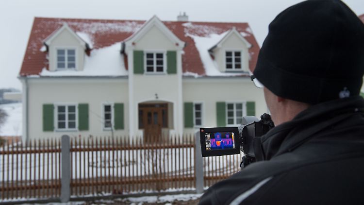 Bewölkter Himmel und Minusgrade sind perfekt für die Thermographie-Aufnahmen vom Haus.