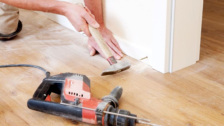 Die normalen AHA-Regeln gelten bei Terminen mit Handwerkern. Einen Anspruch darauf, dass nur geimpfte Mitarbeiter vorbeikommen, haben Verbraucher nicht.
