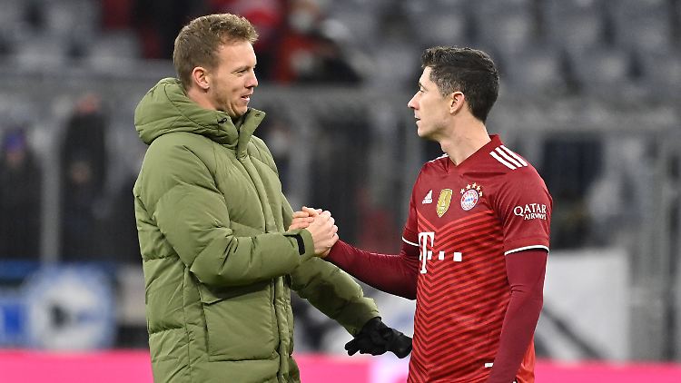 Julian Nagelsmann und Robert Lewandowski feiern ein schnelles Wiedersehen.