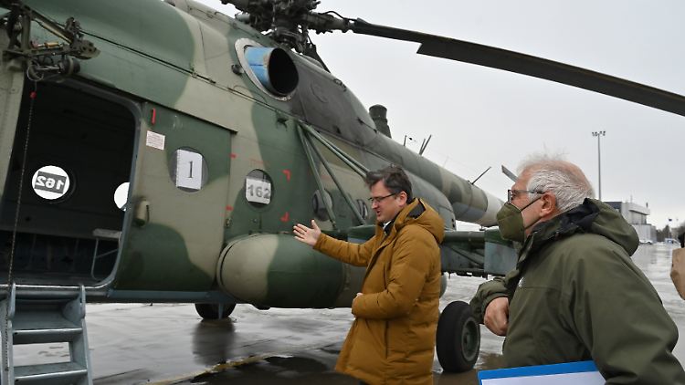 Der EU-Außenbeauftragte Josep Borrell bei einem Besuch in der Region Luhansk Anfang Januar- hier mit dem ukranischen Außenminister Dmytro Kuleba.