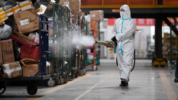 Foto vom November 2021: In einem Logistikzentrum in Yinchuan werden Pakete mit Desinfektionsmittel besprüht.