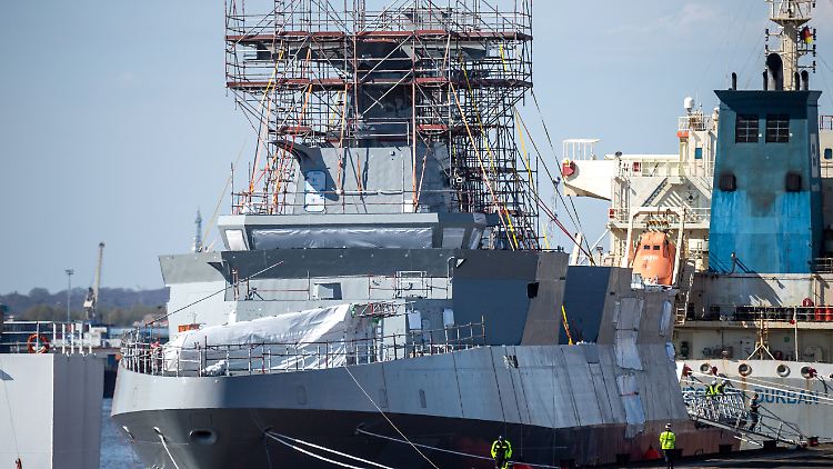 Ein Marineschiff vom Typ Meko 200 für Ägypten im Hafen von Bremen.