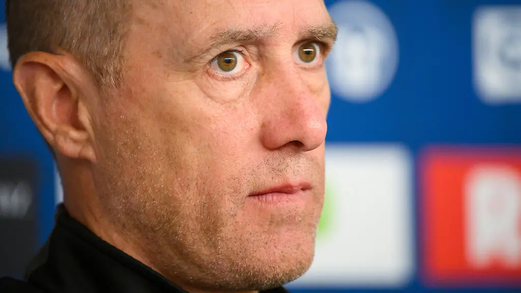 Joe-Enochs-muss-die-Mannschaft-nach-einer-harten-Niederlagenserie-aufrichten