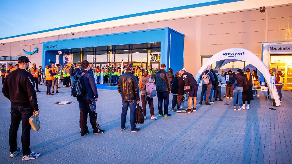 Die-erste-Fruehschicht-des-neuen-Amazon-Logistikzentrums-bei-Rostock-startet