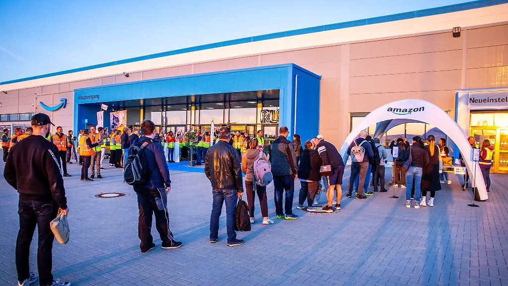 Die-erste-Fruehschicht-des-neuen-Amazon-Logistikzentrums-bei-Rostock-startet