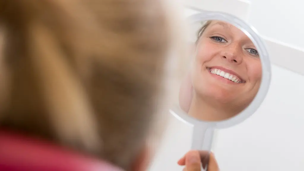 Gesetzliche-Krankenkassen-zahlen-bei-Kronen-Bruecken-oder-Implantaten-nur-die-sogenannte-Regelversorgung-Reicht-das-nicht-kann-man-eine-Zahnzusatzversicherung-abschliessen