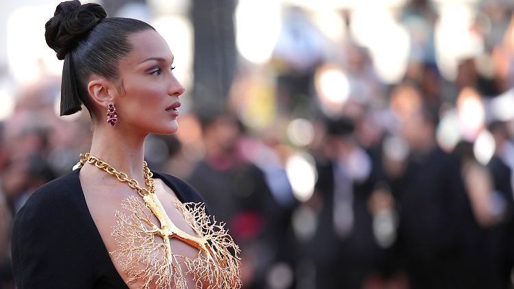 Lässt hinter ihre glamouröse Fassade blicken: Bella Hadid.