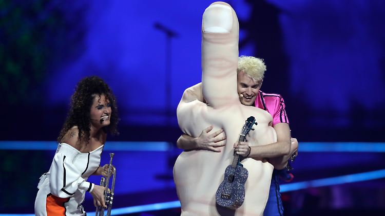 Vielleicht gelingt es ja diesmal, keinen ausgestreckten Mittelfinger beim ESC zu platzieren: Kandidat Jendrik bei seinem Auftritt 2021.