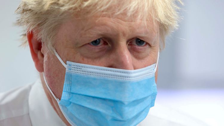 Eine OP-Maske verdeckt die Nase, und Johnson weist alle Lügenvorwürfe von sich. 