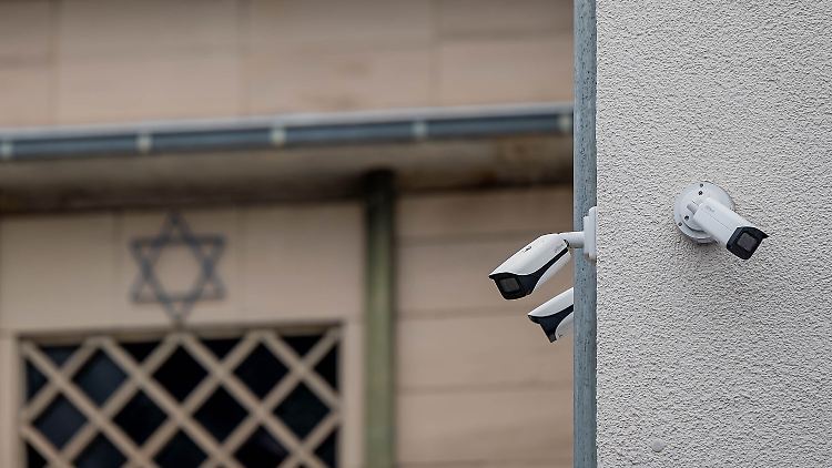 Der Angeklagte soll ein Luftbild der Synagoge mit roter Markierung an einen IS-Mann geschickt haben.