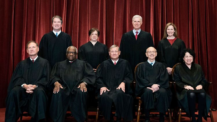 Neil Gorsuch (obere Reihe zweiter von rechts) will im Gerichtssaal keine Maske tragen.