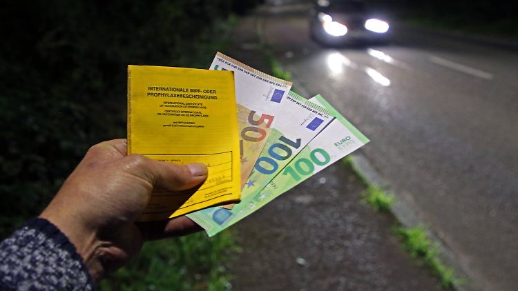 In Telegram-Gruppen lässt sich zusätzlich zum gefälschten Impfbuch sogar ein QR-Code bestellen - für 200 bis 300 Euro.