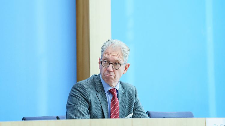In die Praxen kämen derzeit viele Verunsicherte und Menschen, die sich freitesten wollen, sagt Kassenärzte-Chef Gassen.