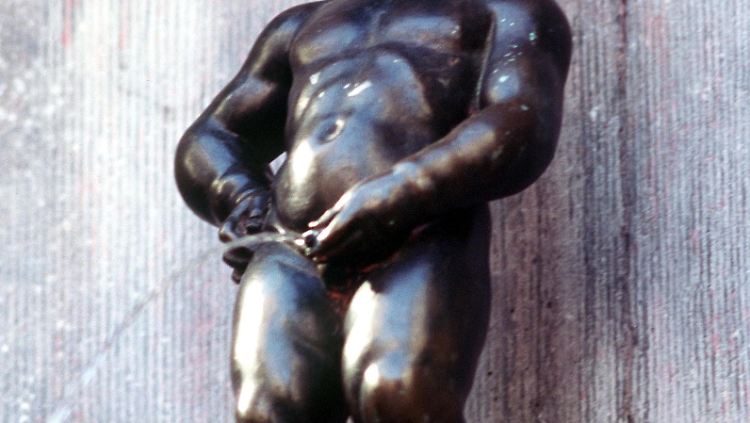 In großem Bogen pinkelt die Brunnenfigur "Manneken Pis" in Brüssel ins Becken. 