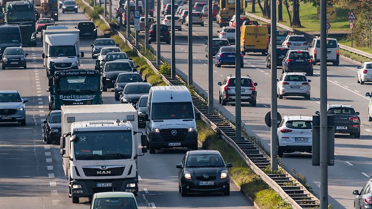Für Bauarbeiter seien Arbeitswege von über 100 Kilometer keine Seltenheit, kritisiert IG BAU-Chef Feiger.