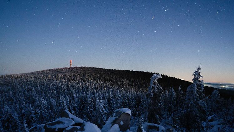 Schnee ist auch im Februar keine Seltenheit, aber am nächtlichen Himmel zieht schon ein Vorbote des Frühlings auf.
