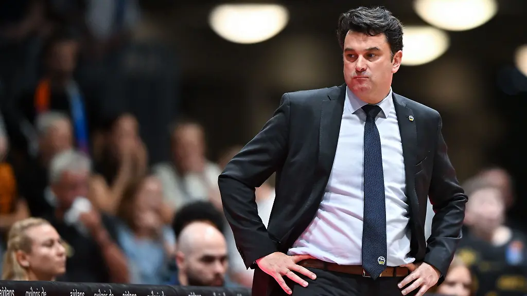 Alba-Trainer-Israel-Gonzalez-sah-in-Hamburg-einen-schwachen-Auftritt-seines-Teams