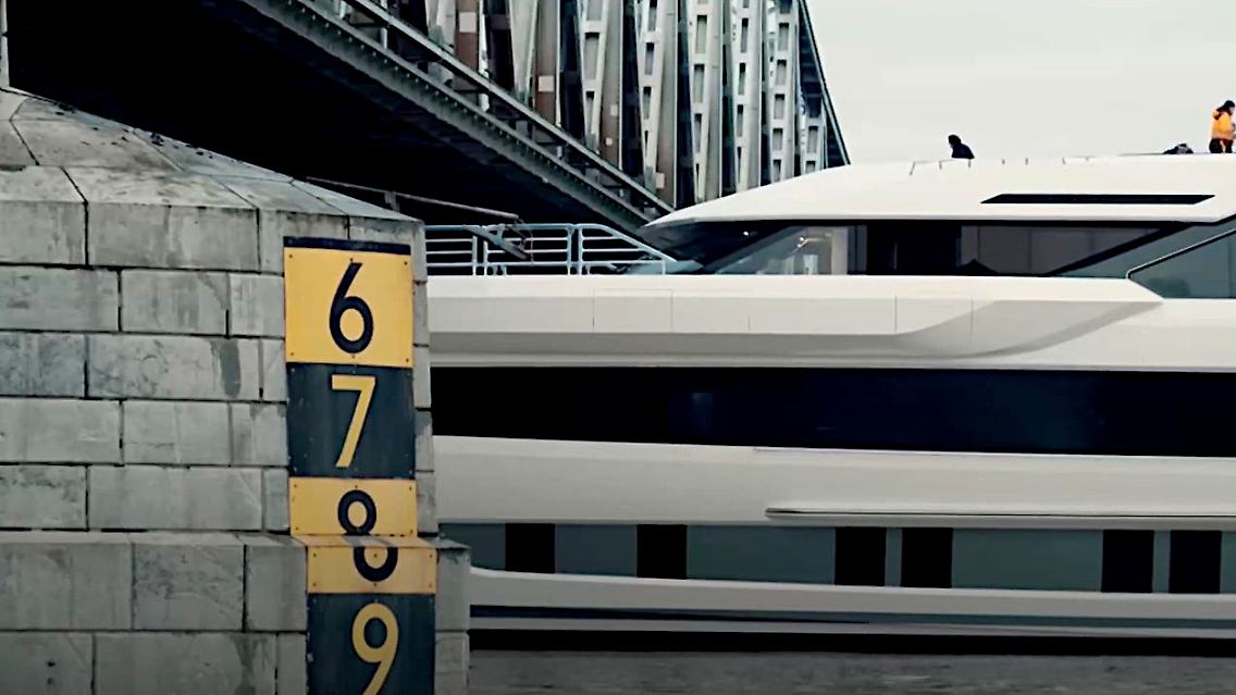 Luxusyacht_Brücke.JPG