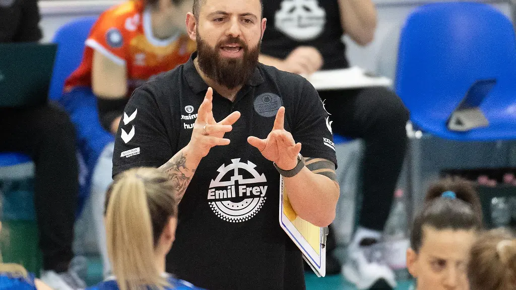 Trainer-Konstantin-Bitter-von-Allianz-MTV-Stuttgart-eroeffnete-mit-seiner-Mannschaft-die-Pflichtspielsaison-gegen-Schwerin