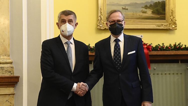Beim Thema Impfpflicht offensichtlich verschiedener Meinung: Tschechiens früherer Ministerpräsident Andrej Babis (l.) und sein Nachfolger Petr Fiala.