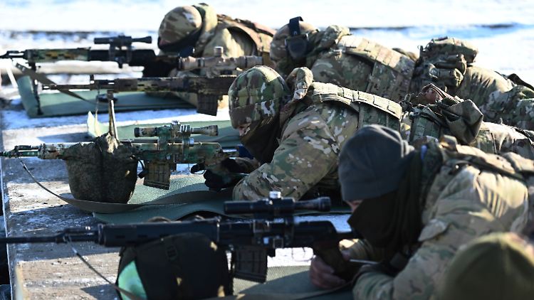 Russische Soldaten bei Schießübungen.