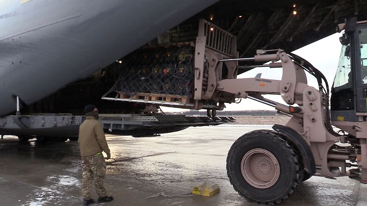 Ukrainische Soldaten entladen von Großbritannien gelieferte Panzerabwehrwaffen auf einem Flughafen außerhalb von Kiew.