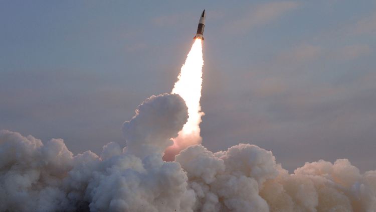Die von Nordkoreas Nachrichtenagentur Korean Central News Agency (KCNA) zur Verfügung gestellte Aufnahme soll den Test einer taktischen Lenkrakete KN-24 am 17.01.2022 zeigen.