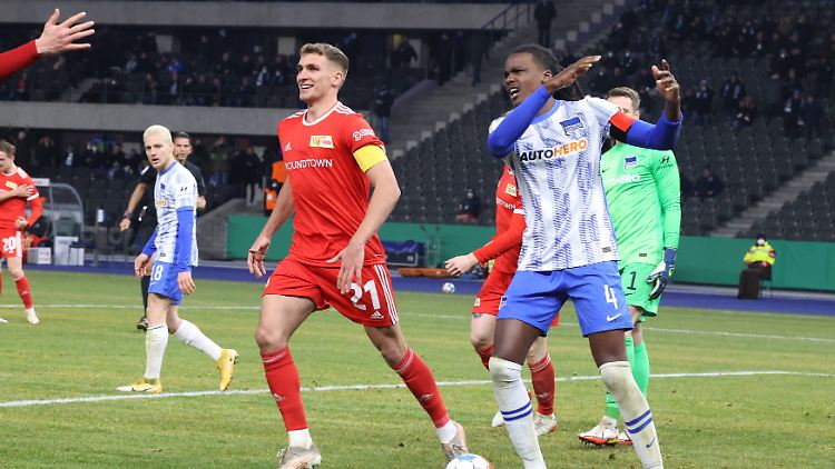 Union-Kapitän Grischa Prömel lacht, Hertha-Kapitän Dedryck Boyata nicht. 