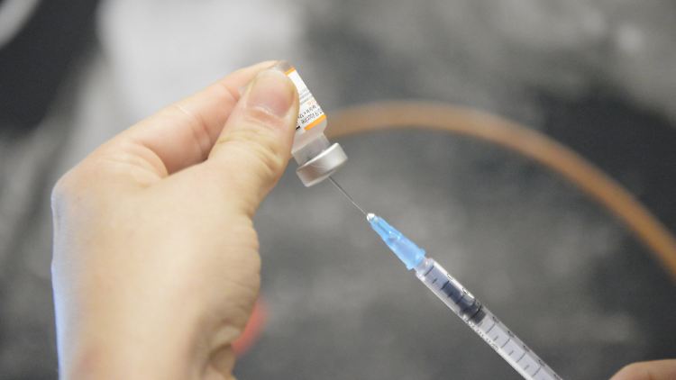 Beim Nocebo-Effekt sorgt allein die Erwartung negativer Folgen dafür, dass diese tatsächlich zu spüren sind.