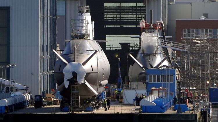 Dieses Bild von 2013 zeigt das U-Boot "Rahav" (l.), das in Kiel für die israelische Marine gebaut wurde.