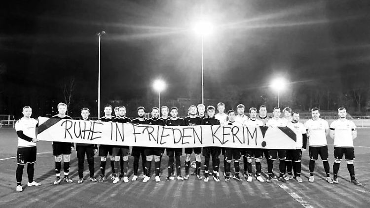 Die zweite Mannschaft des VfB 05 Köln lief mit einem Banner für Kerim Arslan auf.
